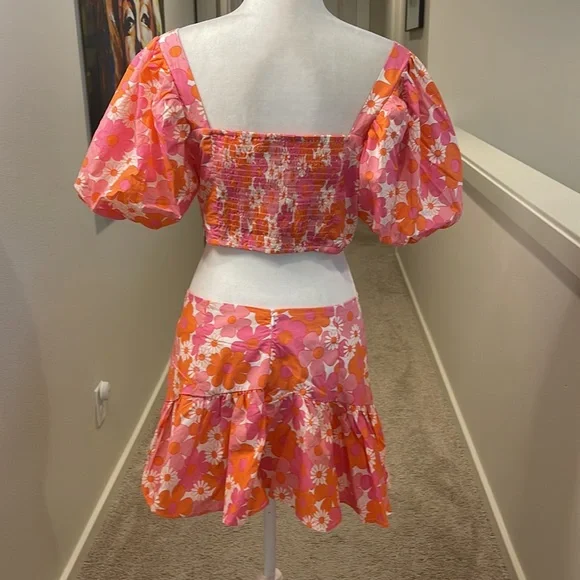 Collective the Label Petite exclusive frill hem mini skirt in 60s floral… - Picture 9 of 16